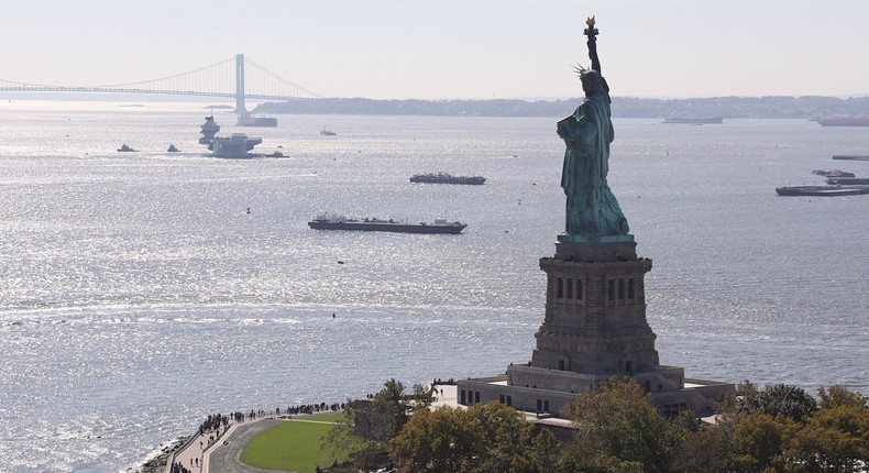 HMS Queen Elizabeth arrives in New York