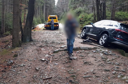 Kierowca z Niemiec wjechał na szlak parku narodowego w Karkonoszach i zawisł nad rowem. Zaufał nawigacji