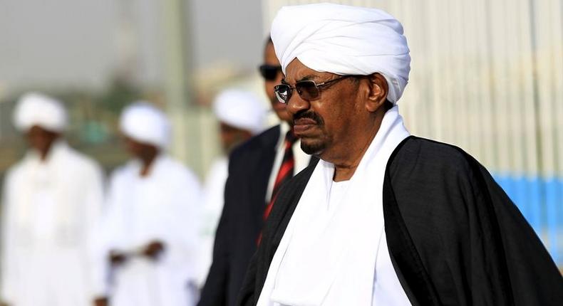 Sudan's President Omar Hassan al-Bashir (front) welcomes Yemen's President Abd-Rabbu Mansour Hadi (not pictured) at Khartoum Airport August 29, 2015. REUTERS/Mohamed Nureldin Abdallah