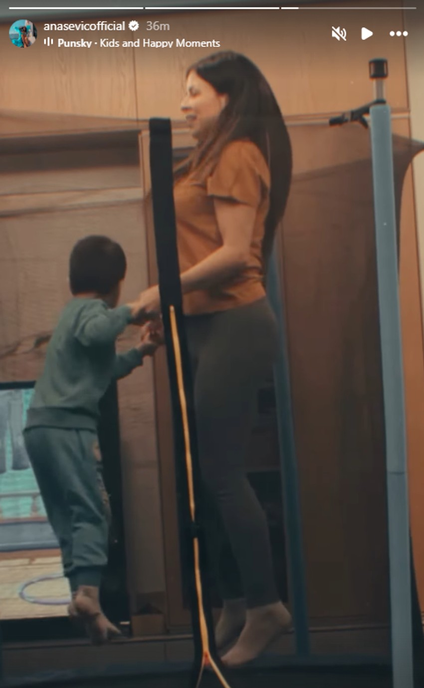 Ana Sević sa sinom skače na trambolini
