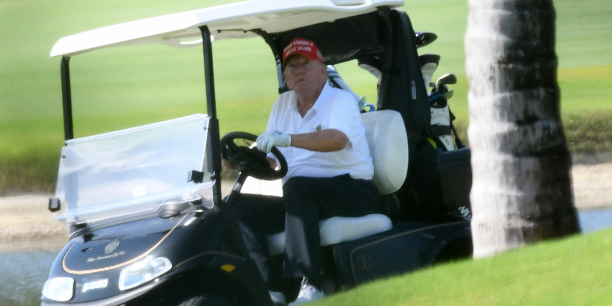Donald Trump niedługo przed aresztowaniem beztrosko grał w golfa.