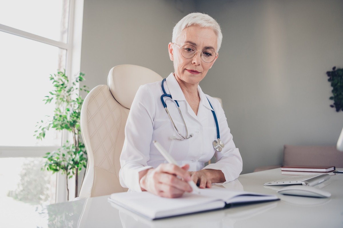 Zwolnienie lekarskie z datą wsteczną. Kiedy jest możliwe?