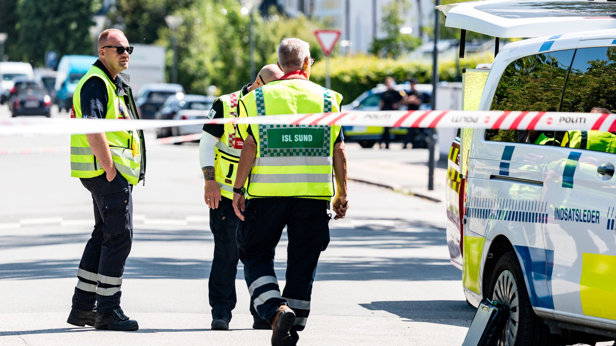 Policajti a záchranári skúmajú podozrivý balík v blízkosti izraelského veľvyslanectva v Kodani. 