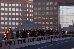 Zarobki w Wielkiej Brytanii rosną mocniej od oczekiwań. To wzbudza niepokój Banku Anglii