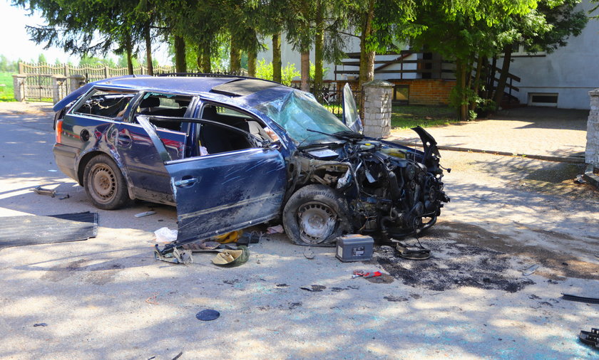 Wypadek w Świdniku Dużym. Samochód małżeństwa uderzył w