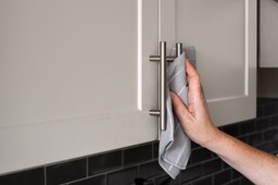 nasącz tym szmatkę i przetrzyj szafki kuchenne! będą lśniły i nie zobaczysz żadnych tłustych plam