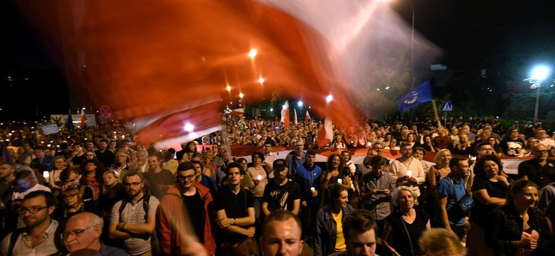 Poseł PiS przyłapany w monopolowym podczas protestów. "Wrzask i oblewanie woskiem z płonących zniczy"