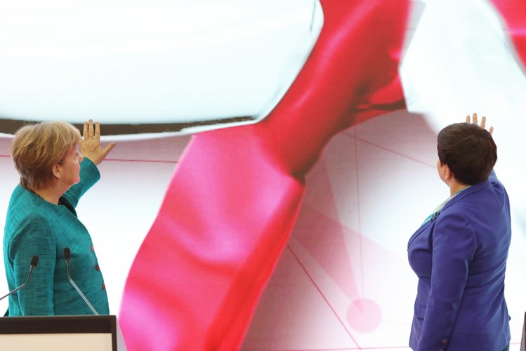 Kanclerz Niemiec Angela Merkel i polska premier Beata Szydło podczas zwiedzania stanowisk na międzynarodowych targach przemysłowych Hannover Messe 2017