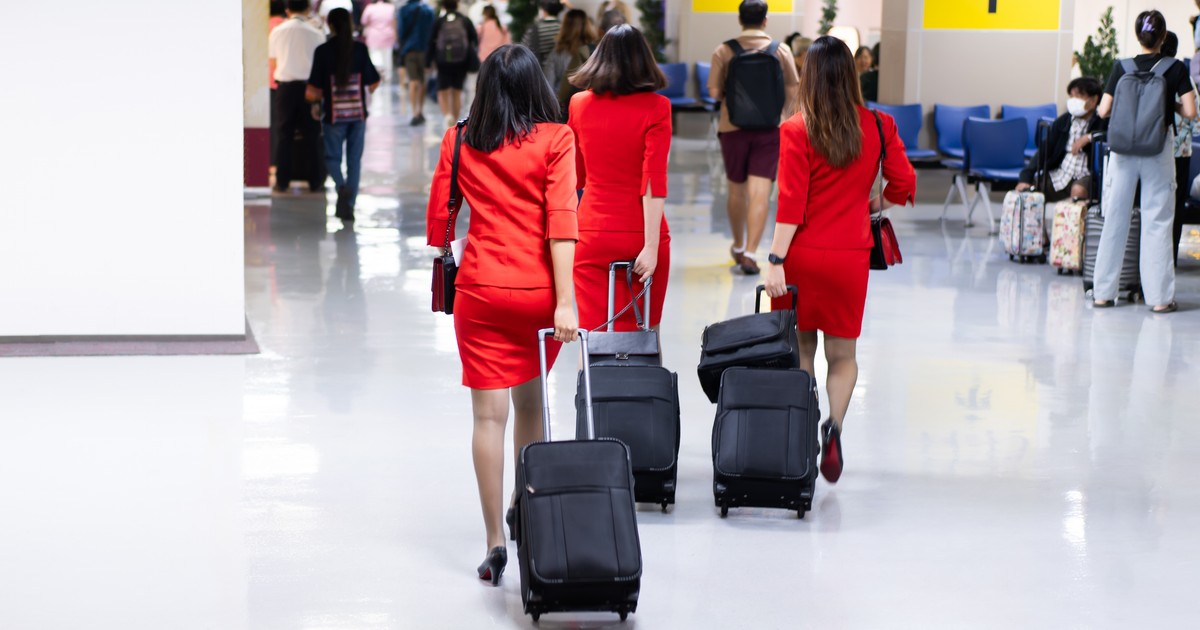 Stewardesa zwolniona z pracy, bo była zbyt... ładna? - Podróże