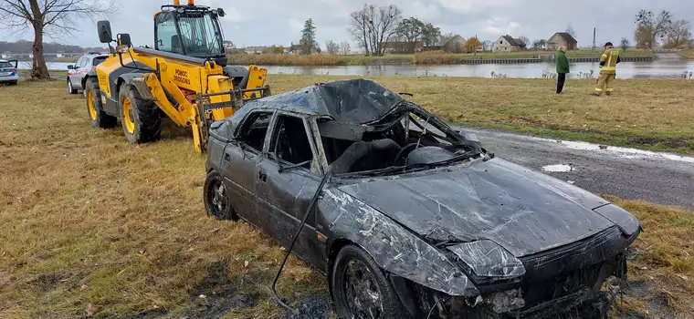 Wraki z Odry. Strażacy wyciągnęli z rzeki dwa zapomniane samochody 