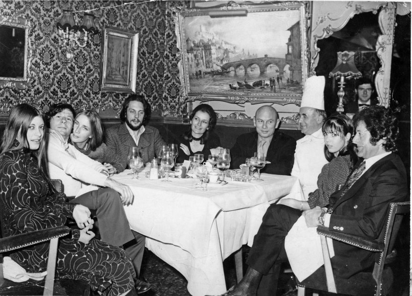 Krystyna Podleska, Roman Polański, Gene Gutowski, Yul Brynner w knajpie w Londynie / fot. archiwum prywatne Krystyny Podleskiej