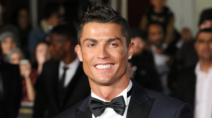 Cristiano Ronaldo az influenszer tökéletes megtestesítője. Brilliánsok a fülben, 24 karátos mosoly és sistergő médiafigyelem. A követőtábor azonosul az ikonjával, de azzal is, amit az ikon ajánl vagy reklámoz. Azaz az influenszer befogadhatóvá teszi, amit különben gondolkodás nélkül elutastanának. Csak egy megfelelő médiaplatform kell hozzá, és az Instagram kétségtelenül az. / Fotó: NorthFoto