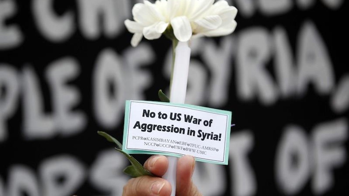 Protest przeciwko bombardowaniu Syrii fot. DENNIS M. SABANGAN/ PAP/EPA.