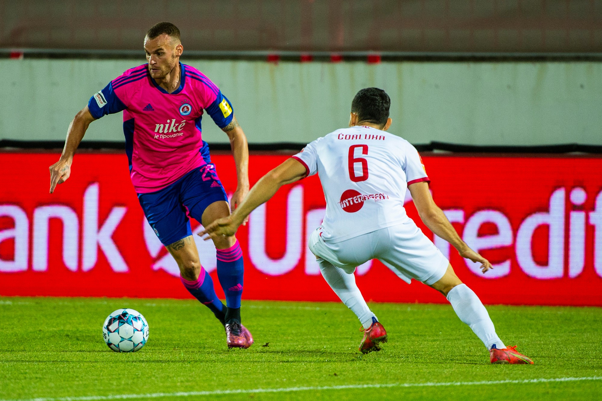 Zľava Lukáš Pauschek (Slovan) a Josip Čorluka (Mostar) bojujú o loptu. 