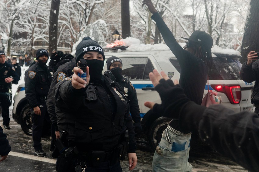 Jedna policajka je snimljena kako drži suzavac u pokušaju da smiri masu
