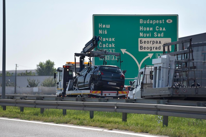 "Pežo 3008" podleteo je pod kamion parkiran u zaustavnoj traci