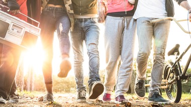 makijaż, fryzura i strój do szkoły. na co pozwolić nastolatkom?