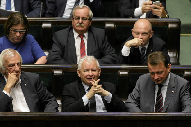 Protesty w obronie sądów nie pomogły opozycji. PiS wysoko prowadzi w sondażach