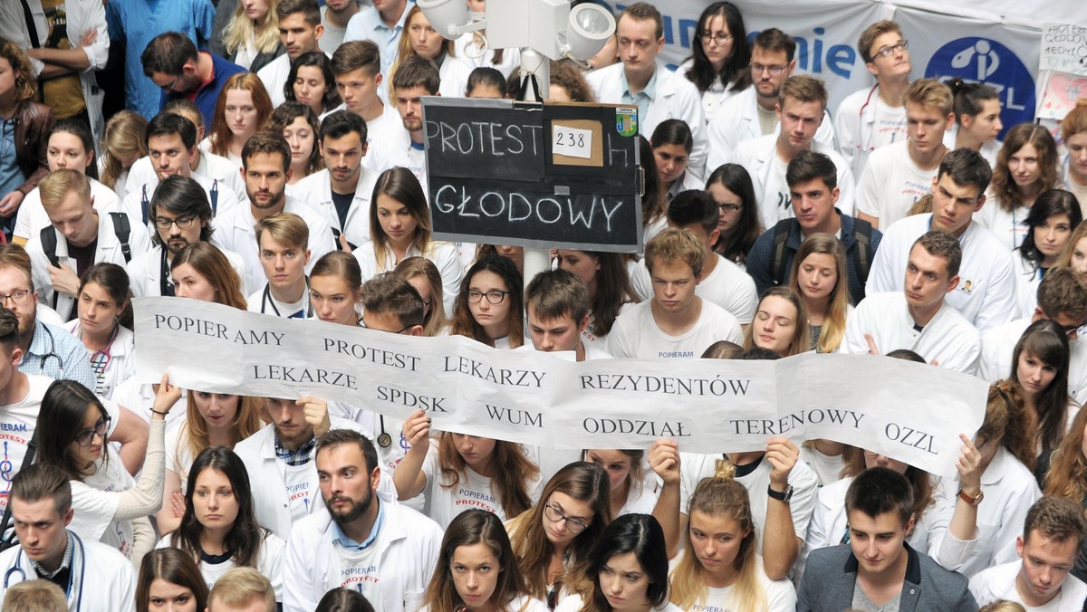 Konferencja strajkuj?cych lekarzy w Dzieci?cym Szpitalu Klinicznym w Warszawie