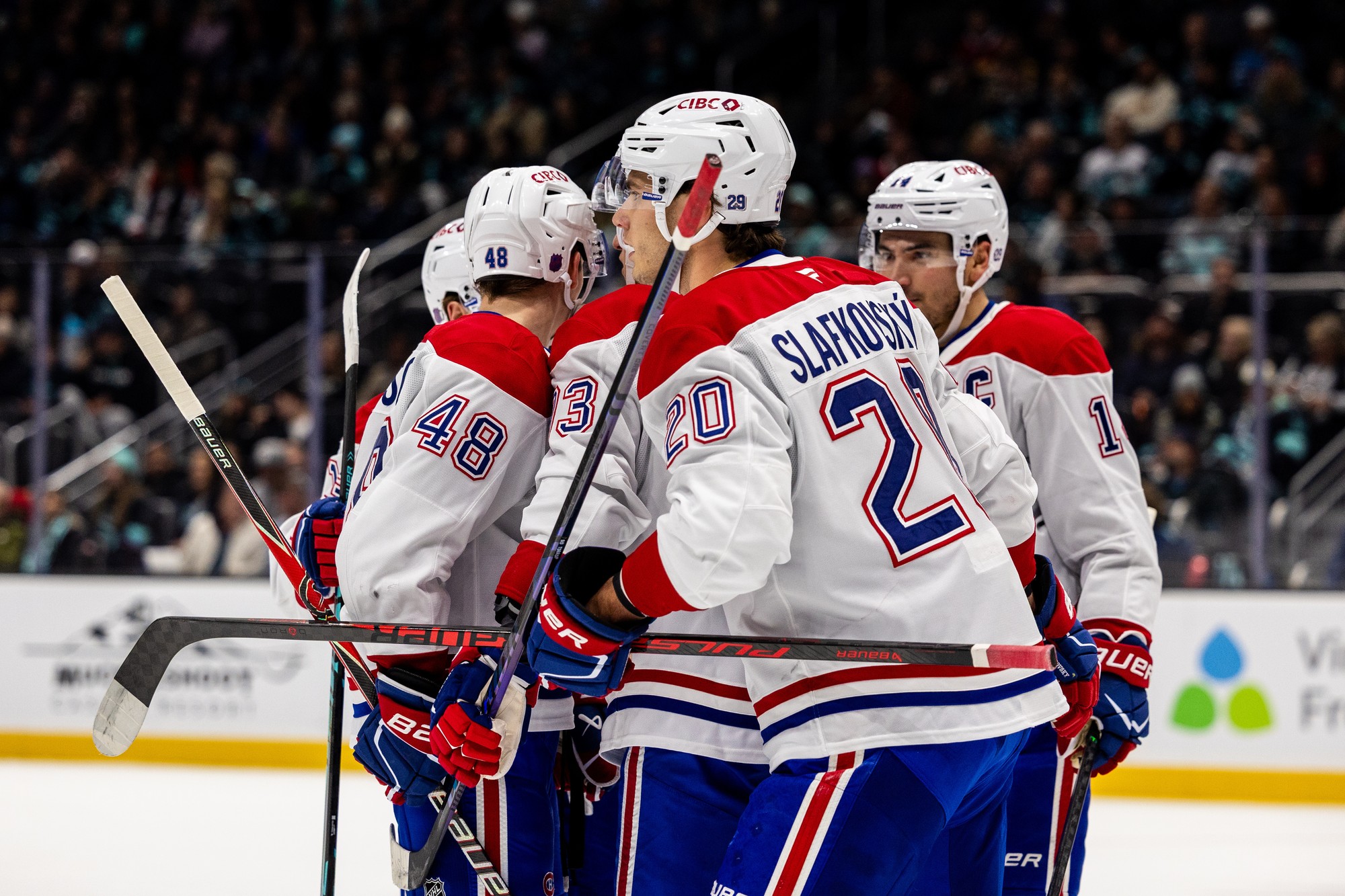 Slovenský hokejista Juraj Slafkovský (Montreal Canadiens) sa raduje so spoluhráčmi. 