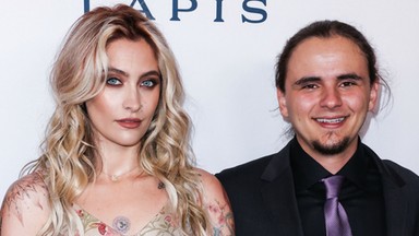 Paris Jackson w kwiecistej kreacji na gali. Towarzyszył jej brat