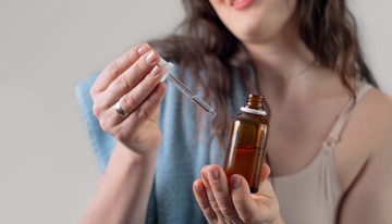 Miért olyan nagy szám a retinol? Őrült nagy trend - de miért épp mostantól kezdik magukra kenni a nők?