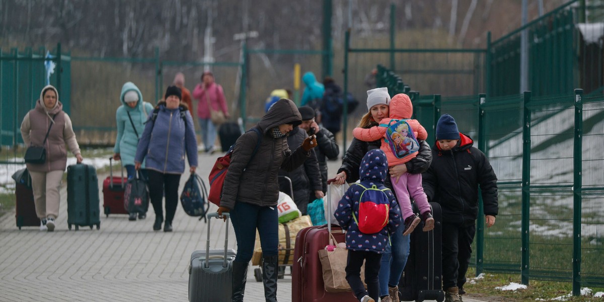 Choć wciąż wielu Ukraińców szuka schronienia w Polsce, to coraz częściej na przejściu granicznym da się zauważyć kobiety z dziećmi, które decydują się na powrót do ojczyzny. Tak twierdzi wójt Medyki w rozmowie z Portalem Samorządowym.