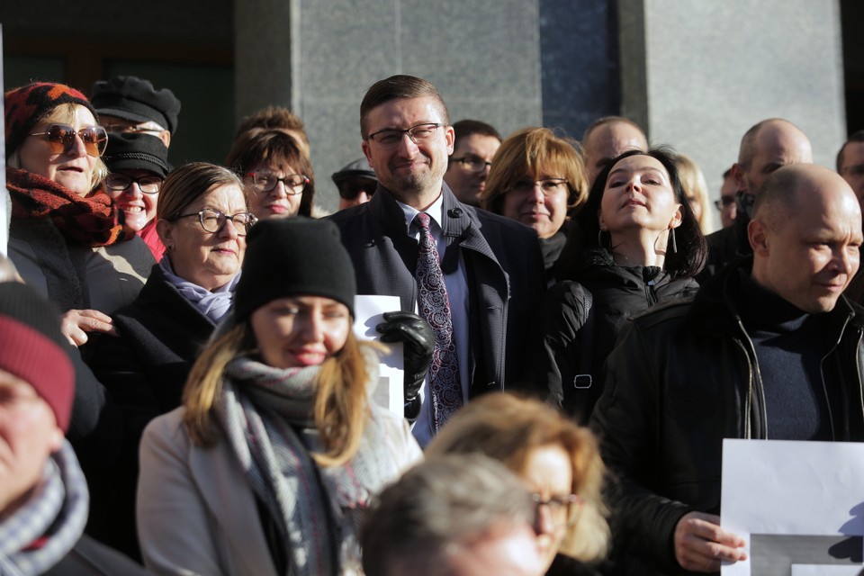 Demonstracja wspierająca Pawła Juszczyszyna przed Sądem Rejonowym w Olsztynie