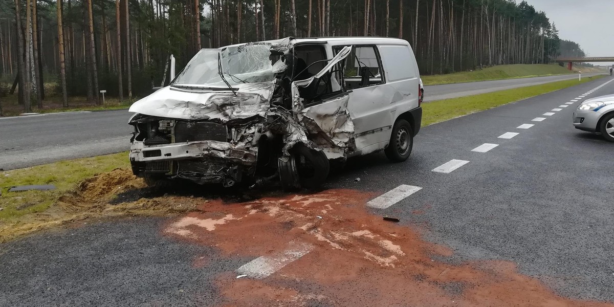 Pijany kierowca wjechał pod cysternę z paliwem i busa