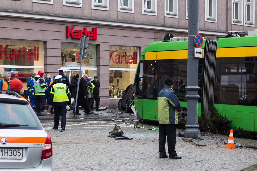 Tramwaj wbił się w sklep