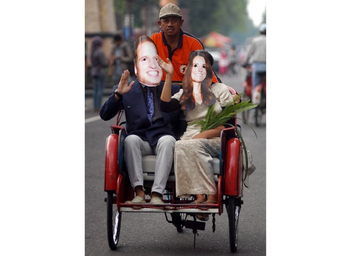 Ślubne szaleństwo dotarło nawet do Indonezji - na zdjęciu indonezyjska para w maskach przedstawiających twarze księcia Williama i Kate Middleton