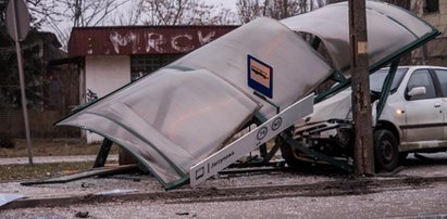 Kierowca fiata wjechał w przystanek. Mogło dojść do tragedii