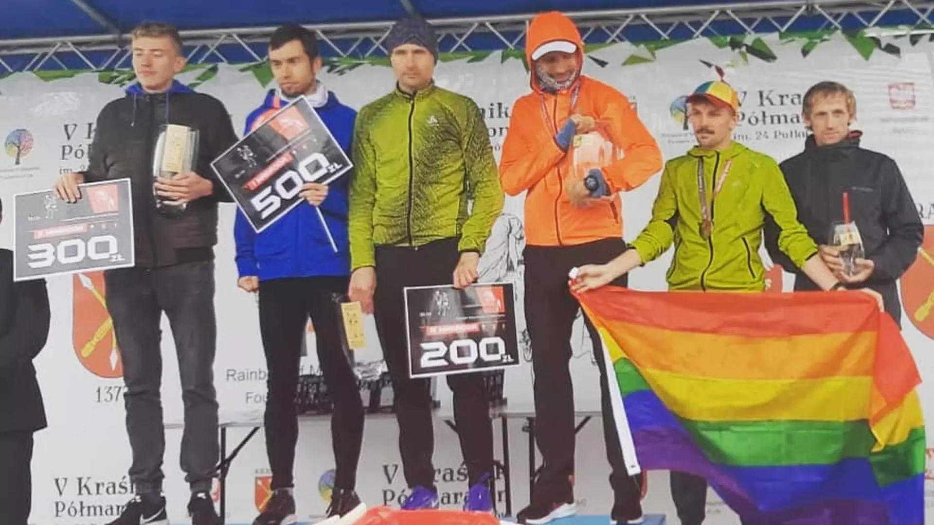 Lekarz wystartował w półmaratonie w Kraśniku. Medal odebrał z flagą LGBT