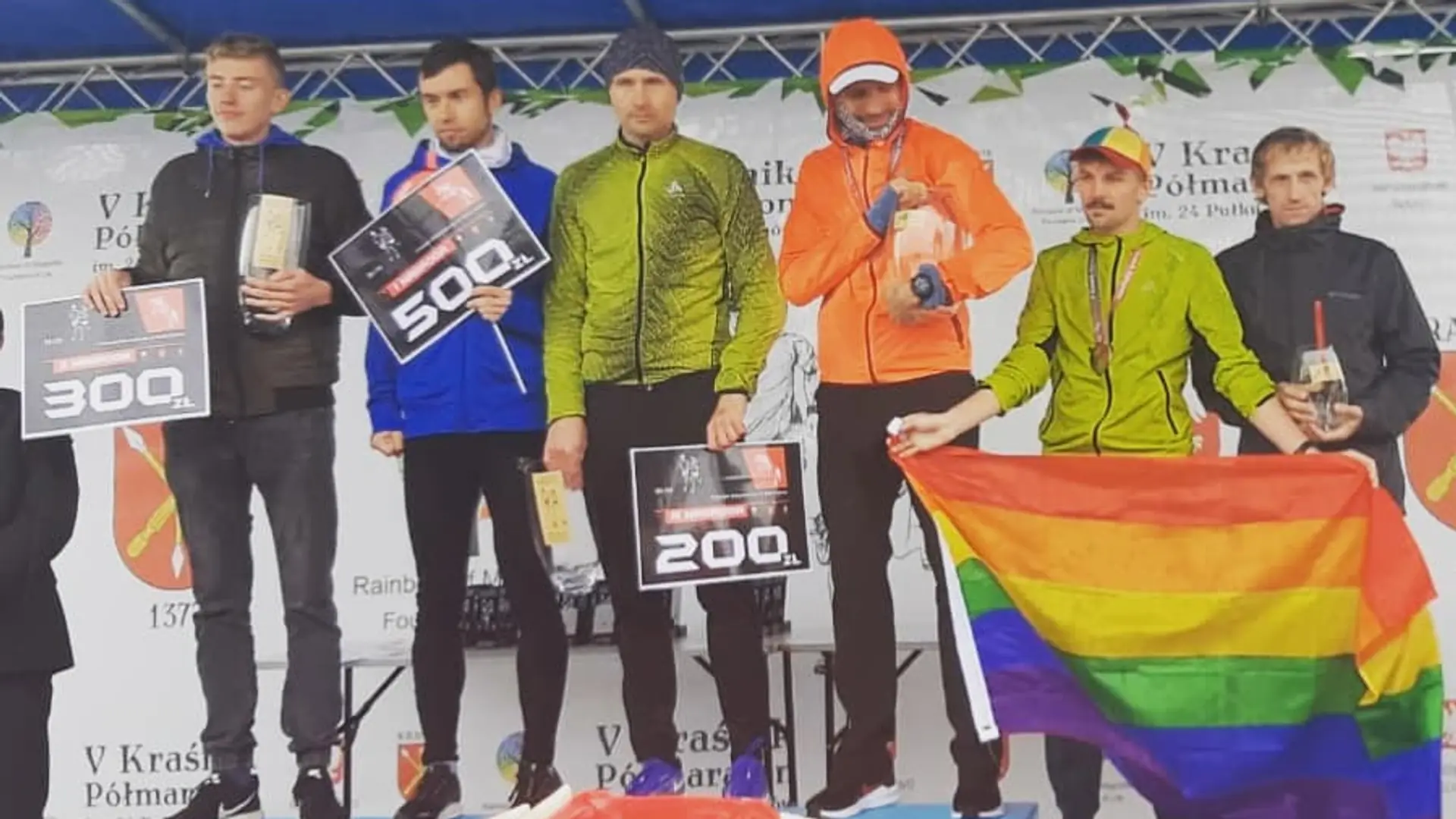 Lekarz wystartował w półmaratonie w Kraśniku. Medal odebrał z flagą LGBT