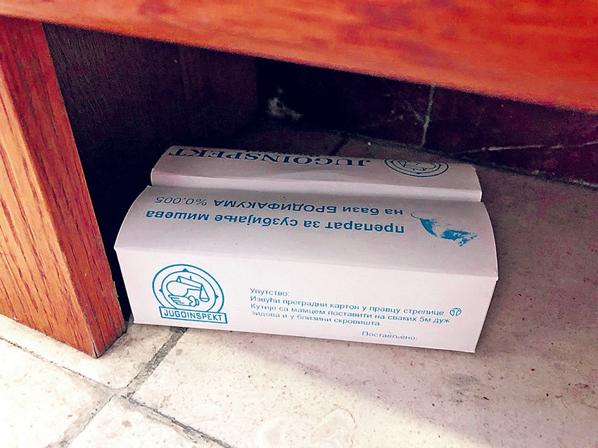 Kutije sa preparatom za suzbijanje miševa ispod svakog radijatora