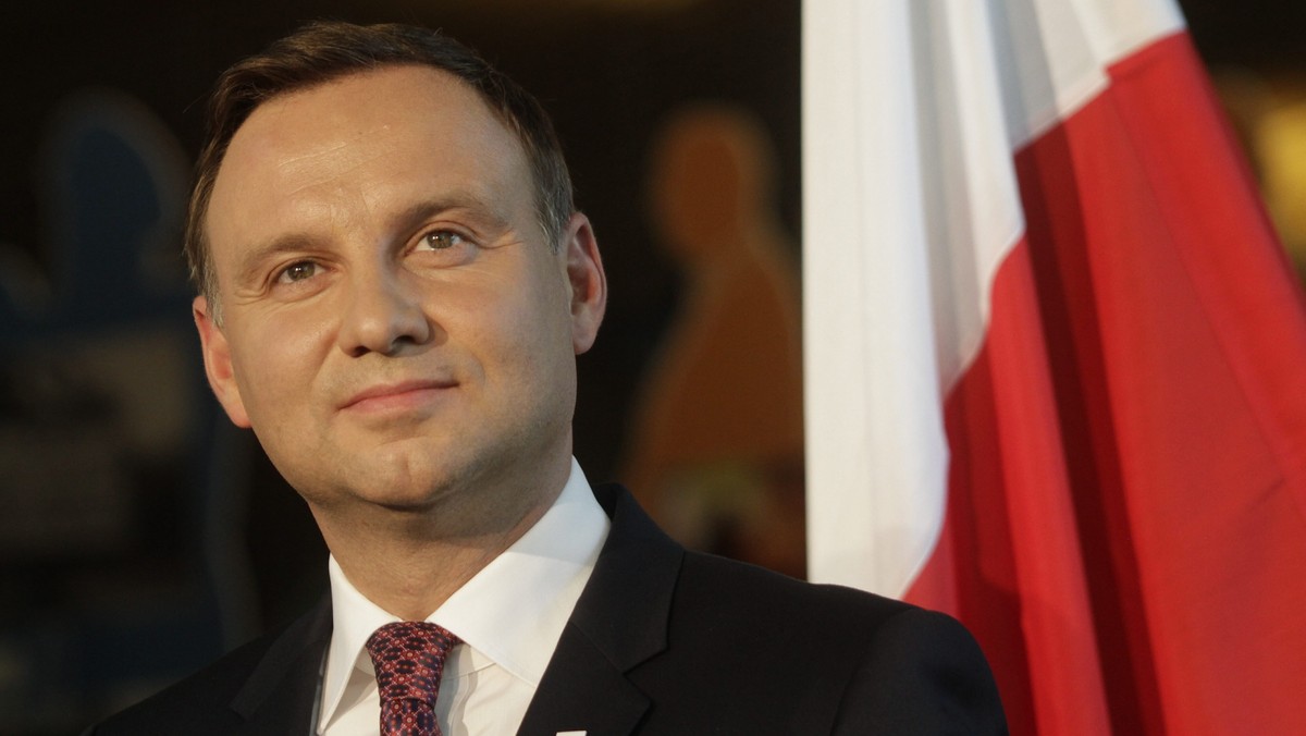 Spełniamy obowiązek, dzięki któremu Polska w dużym stopniu wobec swoich żołnierzy odzyskuje honor - mówił prezydent Andrzej Duda przed Grobem Nieznanego Żołnierza, na filarze którego odsłonięto tablicę upamiętniającą Żołnierzy Wyklętych.