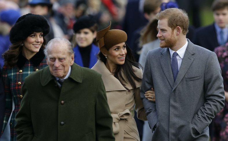Książę Filip oraz w tle: Kate Middleton, Meghan Markle i książę Harry w Sandringham w 2017 r.