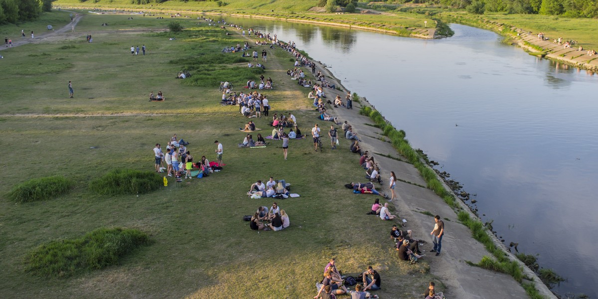 Staromiejscy radni chcą stworzenia stref zakazu picia nad Wartą