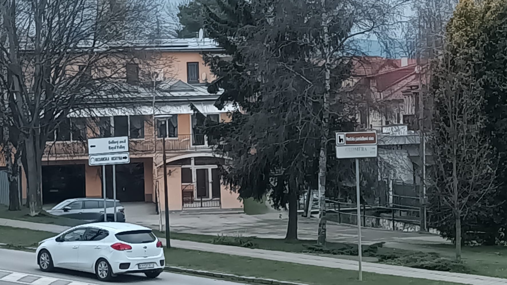 Solárne panely na streche reštaurácie v centre Spišskej Belej pôsobia nenápadne. 