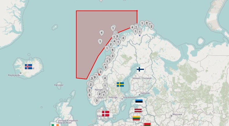 Mapa przedstawia obszar objęty komunikatem NOTAM, czyli ostrzeżeniem dla lotnictwa o szczególnych warunkach w przestrzeni powietrznej. Czerwony obszar nad Morzem Norweskim oznacza czasowo ograniczoną przestrzeń powietrzną w związku z manewrami NATO