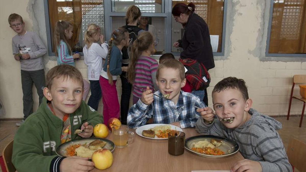 Sukces akcji śląskiego Sanepidu. Zniknęły chipsy, batoniki i słodkie napoje w szkolnych sklepikach, a uczniowie zajadają się teraz kaszami i owocami.