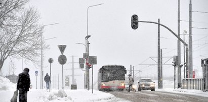 Mężczyzna umarł na przystanku autobusowym. Haniebne zachowanie jego znajomych