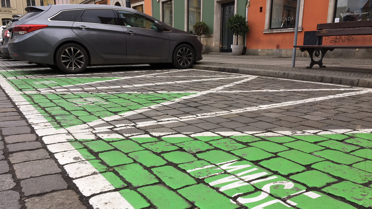 Zdaniem wrocławskiego sądu zielone koperty przeznaczone dla pojazdów z miejskiej wypożyczalni aut elektrycznych są niezgodne z przepisami. Dlatego też w opinii sądu każdy, bez wyjątków, może parkować na tych miejscach. Straż miejska nadal jednak zamierza karać kierowców mandatami.