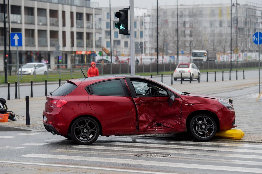 Znana aktorka rozbiła auto w Warszawie