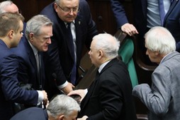 Jarosław Kaczyński z posłami PiS