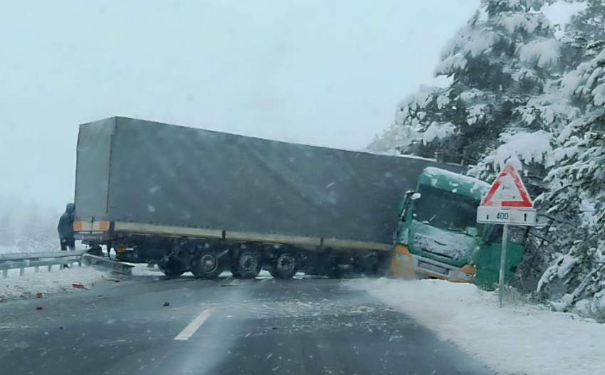 Šleper proklizao na putu na Zlatiboru