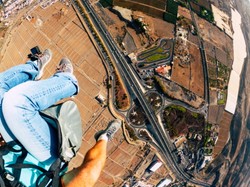 Czy Polacy potrzebują adrenaliny? Zbadano, jak intensywne emocje wpływają na nasze decyzje