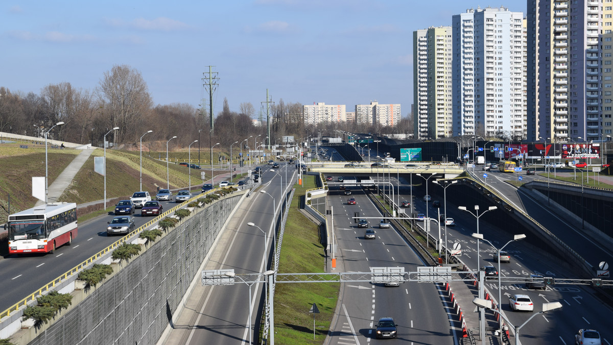 Jest porozumienie w sprawie organizacji darmowego transportu publicznego na terenie Górnośląsko-Zagłębiowskiej Metropolii w trakcie alarmu smogowego. Każdy kierowca i jego współpasażer, którzy w tym czasie zrezygnują z samochodu, będą mogli bezpłatnie podróżować pociągami, autobusami i tramwajami.