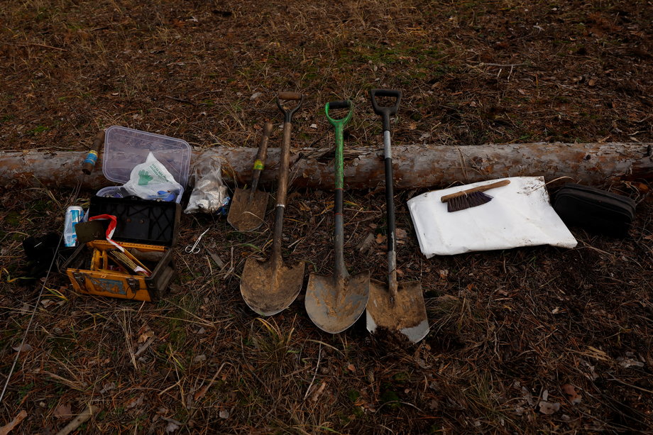 Narzędzia używane przez członków Czarnego Tulipana w pracy przy ekshumacji.