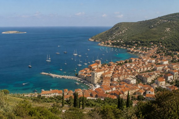 Cena večere na hrvatskom ostrvu pozitivno iznenadila turiste: Evo koliko zaista košta obrok na Visu